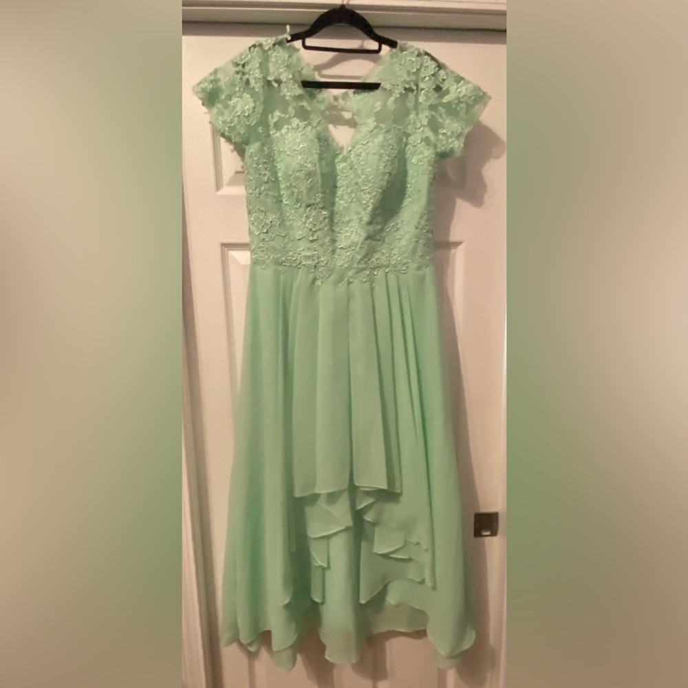 Elegant Green Lace Formal Dress